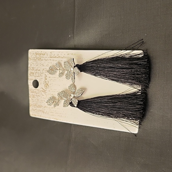 BRAND NEW MAYREW FLOWER RHINESTONE TASSEL DECOR EARRINGS - Picture 2 of 10